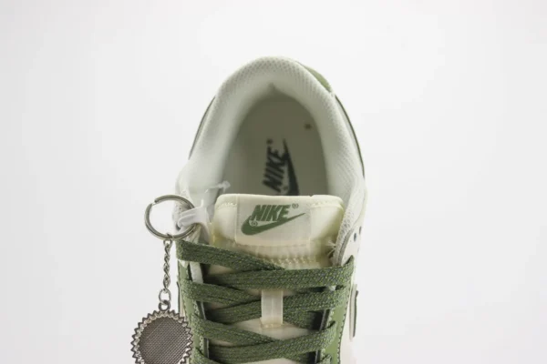 Nike SB Dunk Low x Supreme - Image 9