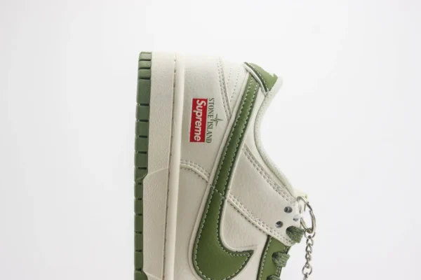 Nike SB Dunk Low x Supreme - Image 7