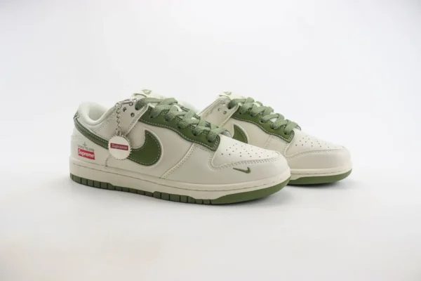 Nike SB Dunk Low x Supreme - Image 2