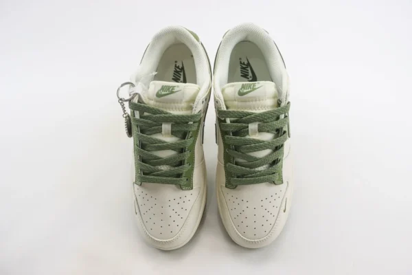 Nike SB Dunk Low x Supreme - Image 5