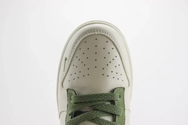 Nike SB Dunk Low x Supreme - Image 8