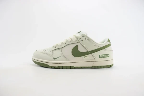 Nike SB Dunk Low x Supreme