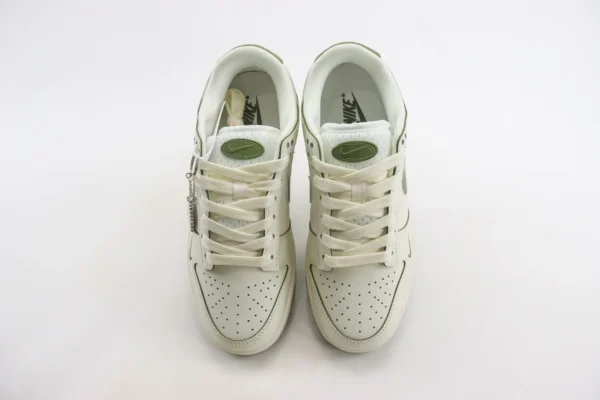 Nike SB Dunk Low x Supreme - Image 5