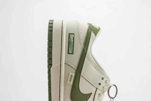 Nike SB Dunk Low x Supreme - Image 7