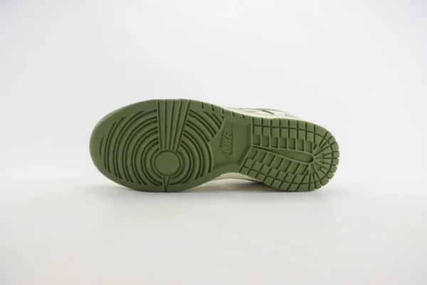 Nike SB Dunk Low x Supreme - Image 4