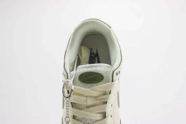 Nike SB Dunk Low x Supreme - Image 9