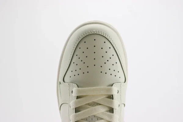 Nike SB Dunk Low x Supreme - Image 8