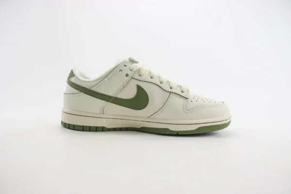 Nike SB Dunk Low x Supreme - Image 3