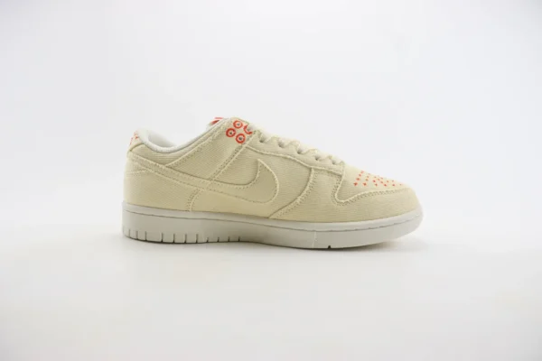 Nike SB Dunk Low x Supreme - Image 3