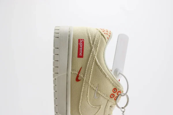 Nike SB Dunk Low x Supreme - Image 7