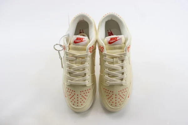 Nike SB Dunk Low x Supreme - Image 5