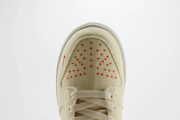 Nike SB Dunk Low x Supreme - Image 8