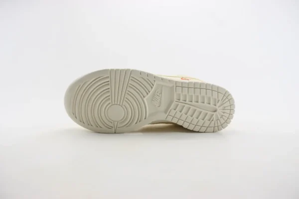 Nike SB Dunk Low x Supreme - Image 4