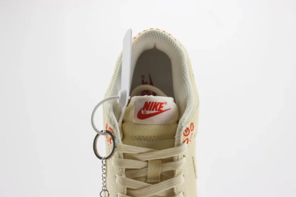 Nike SB Dunk Low x Supreme - Image 9