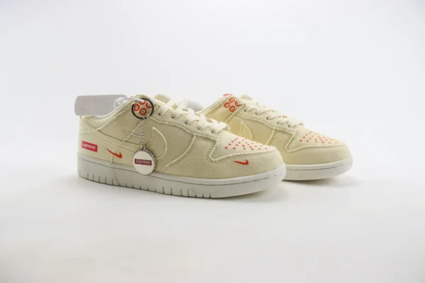 Nike SB Dunk Low x Supreme - Image 2